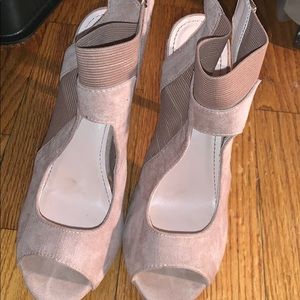 Women’s high heel shoe